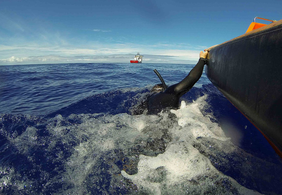 Australian divers start underwater search for MH370