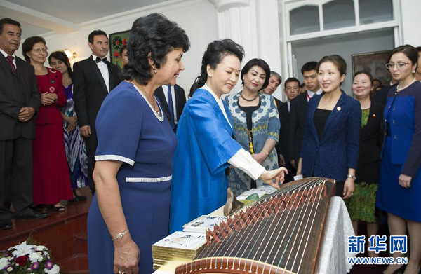 First lady Peng Liyuan hits the right note