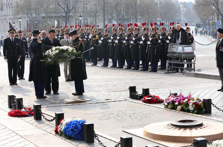 Xi lays wreath of flowers at Tomb of Unknown Soldier in Paris