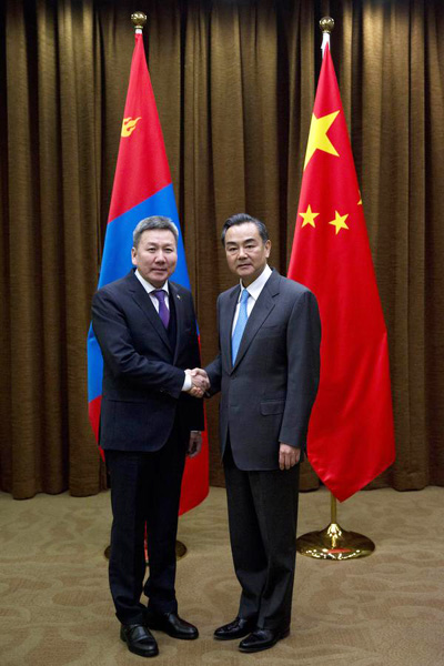 Chinese FM meets Mongolian counterpart in Beijing