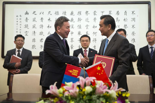 Chinese FM meets Mongolian counterpart in Beijing