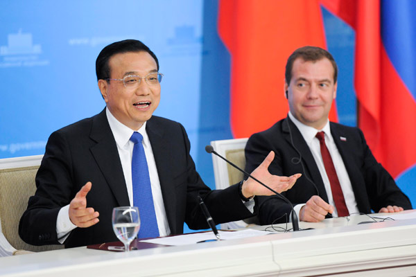 Premier Li Keqiang meets with Dmitry Medvedev in Moscow