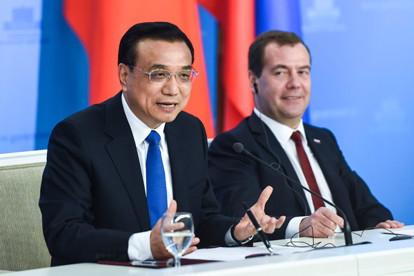 Premier Li Keqiang meets with Dmitry Medvedev in Moscow