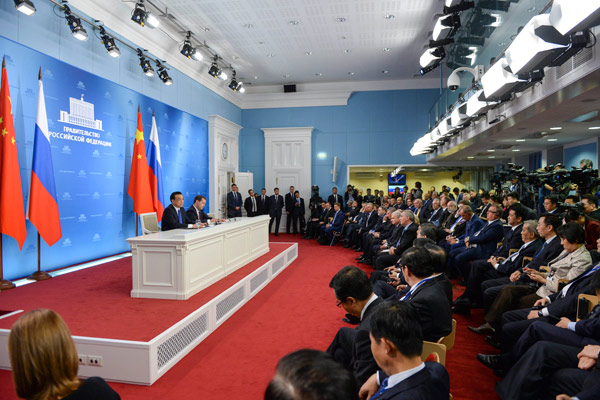 Premier Li Keqiang meets with Dmitry Medvedev in Moscow