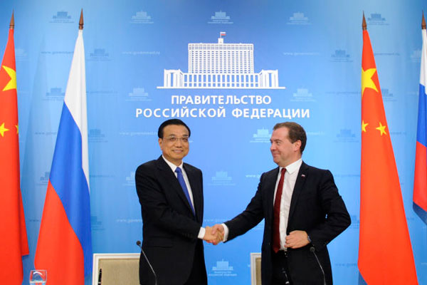 Premier Li Keqiang meets with Dmitry Medvedev in Moscow