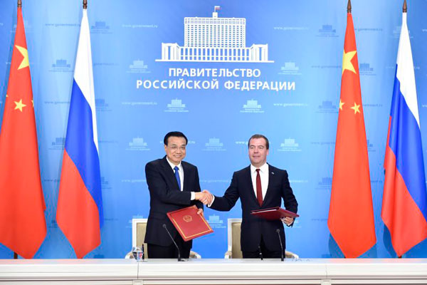 Premier Li Keqiang meets with Dmitry Medvedev in Moscow