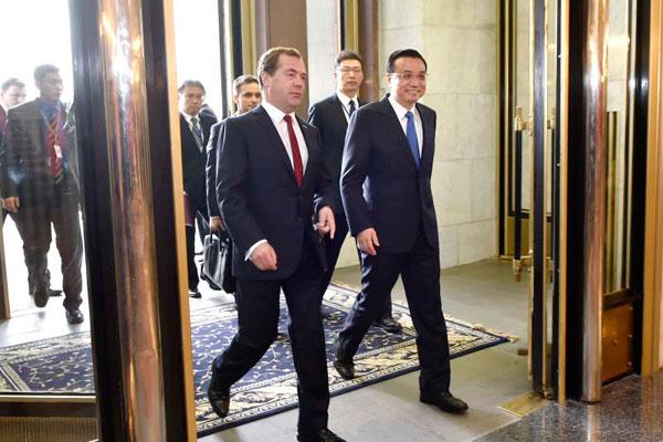 Premier Li Keqiang meets with Dmitry Medvedev in Moscow