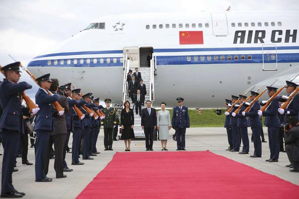 Premier Li arrives in Bogota to start official visit to Colombia