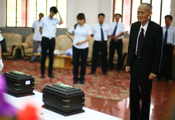 Veteran honors wishes of comrades by bringing their ashes home