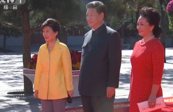 President Xi welcomes guests