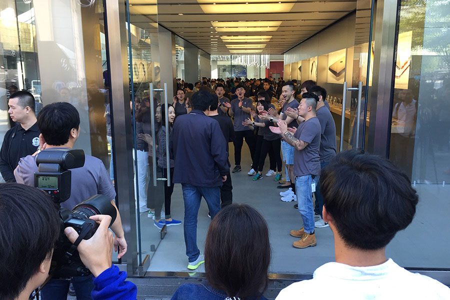 iPhone 6s now in Chinese stores for Apple fans