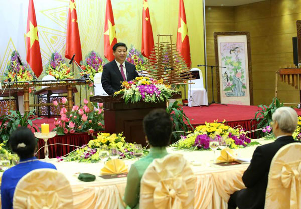 President Xi receives welcoming banquet in Hanoi