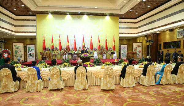 President Xi receives welcoming banquet in Hanoi