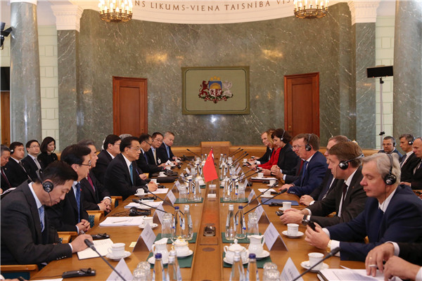 Premier Li holds talks with Latvian PM