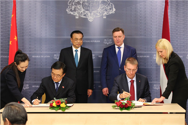 Premier Li holds talks with Latvian PM