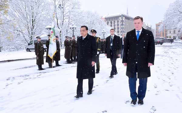 Premier Li arrives in Latvia for official visit, China-CEE summit