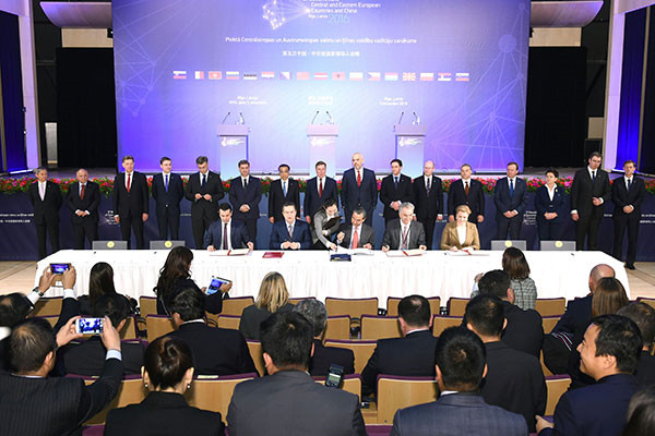 Premier Li, CEE leaders attend signing ceremony of co-op deals