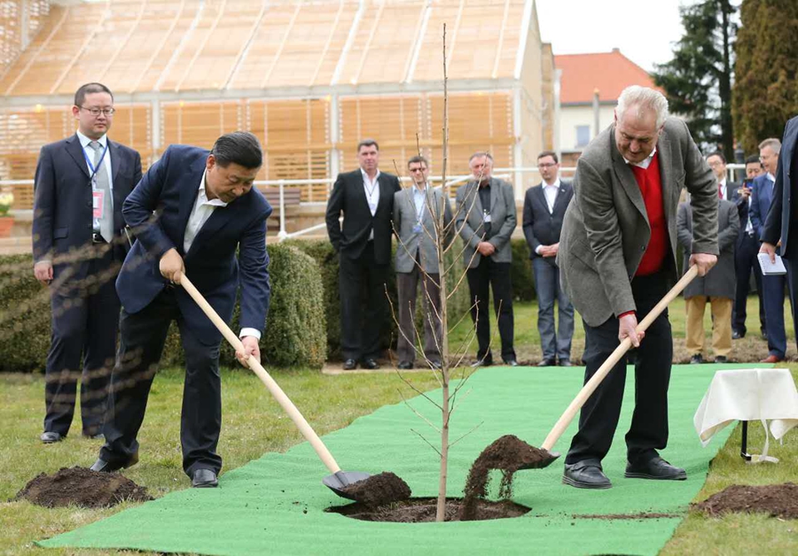 Czech President Milos Zeman hosts Xi at private residence