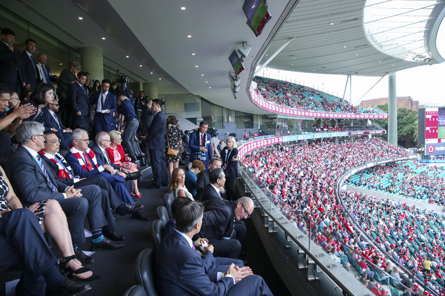 Premier Li and Australia's Turnbull watch football game