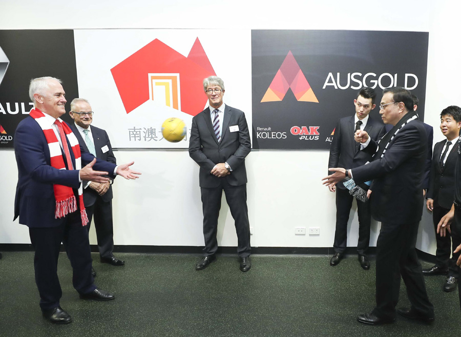 Premier Li and Australia's Turnbull watch football game