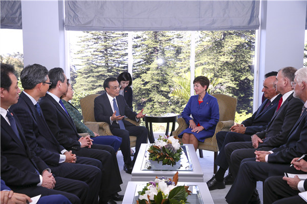 Premier Li addresses welcoming banquet, meets Governor-General and council members