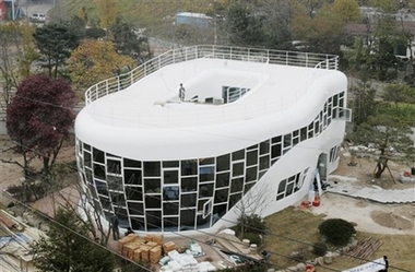 'Mr. Toilet' builds commode-shaped house