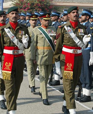 Pakistan's General Pervez Musharraf (C) reviews the guard of honor at the Joint Staff Headquarters in Rawalpindi Nov. 27, 2007. Musharraf began farewell visits to various military headquarters in Rawalpindi Tuesday ahead of expectedly doffing army uniform on Nov. 28.
