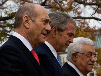 U.S. President George W. Bush (C) Israel's Prime Minister Ehud Olmert (L) and Palestinian Authority President Mahmoud Abbas pose for photos during the Mideast peace conference，in Annapolis, Maryland of the U.S.A., Nov. 28, 2007.