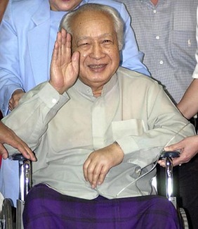 Doctors are struggling to control lung infections of Indonesia's 86-year-old former President Soeharto who is in critical condition in the hospital, doctors said Monday that they will try to diminish inflammation to Soeharto's lung.