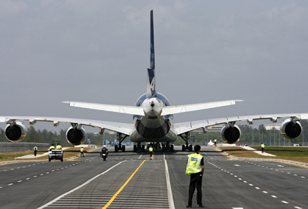 Singapore Escort Picture on Security Personnel And Aviation Staff Escort An Airbus A380 Superjumbo