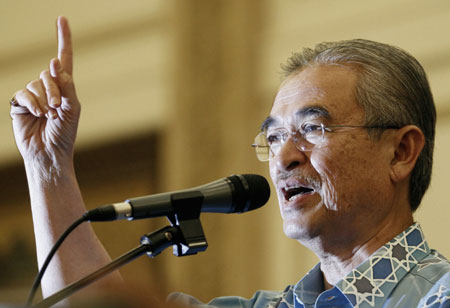 Malaysian Prime Minister Abdullah Ahmad Badawi gestures as he speaks to his supporters at his residence in Putrajaya March 9, 2008. Abdullah was sworn in for a new five-year term in office Monday at the national palace. [Agencies]