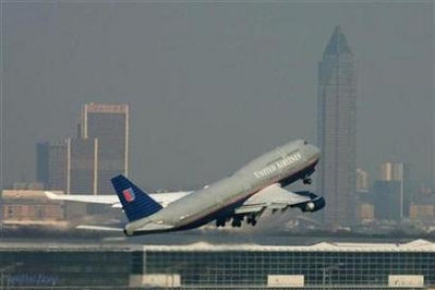 An United Airlines Boeing 747-400 jet airplane takes off from Frankfurt airport, March 14, 2007. UAL Corp, parent of United Airlines, said on Friday it has increased its domestic fuel surcharge by an additional $3 to $5 each way. [Agencies]