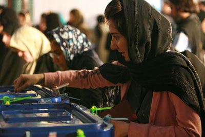 A woman casts her ballot in the parliamentary election in Tehran March 14, 2008. Early results from Friday's parliamentary elections in Iran indicated a clear lead for conservatives as ballots were being counting, the state-run English-language Press TV channel reported on Saturday. [Xinhua]