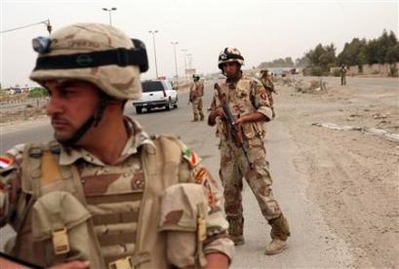 Iraqi soldiers from the 6th Iraqi Army Division stand guard on a road in Baghdad April 5, 2008. Gunmen kidnapped 42 university students near the northern Iraqi city of Mosul on Sunday, police said, in one of the biggest mass abductions in the country in many months. [Agencies]