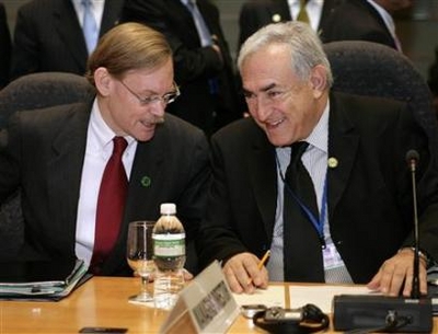 World Bank President Robert Zoellick (L) talks to International Monetary Fund Managing Director Dominique Strauss-Kahn at the beginning of the Development Committee session during the last day of the spring IMF-World Bank meeting in Washington April 13, 2008. [Agencies]