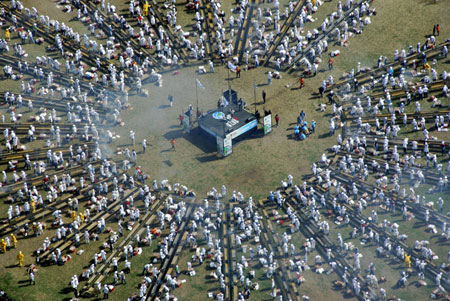 Uruguayans barbeque beef during an attempt to create the 'Biggest barbeque in the World' in Montevideo April 13, 2008. In the attempt to get the Guinness World Record for the 'Biggest barbeque in the World', 1,252 people grilled 12,000 kilograms of beef on a single grill totalling 1,500 metres in length. [Agencies]
