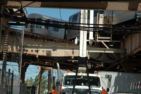 Photo taken on May 28, 2008 shows the scene where a four-car train derailed in Chicago's South Side, US. Twenty-four people were reported injured. 