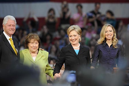  United States Senator Hillary Clinton (2nd R) arrives at a rally with her daughter Chelsea (1st R), her mother Dorothy Rodham (2nd L) and husband, former President Bill Clinton, in Washington June 7, 2008. Hillary Clinton announced on Saturday to end her running campaign for the presidency and called on her surpporters to vote for her rival, Domocratic presidential hopeful Senator Barak Obama in the presidential election later this year. (Xinhua/Zhang Yan)