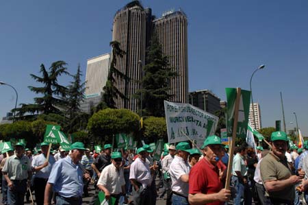 Spanish farmers took to the streets during a protest against fuel hikes in Madrid, Spain, June 19, 2008. Thousands of farmers, who say soaring costs and lousy prices are driving them out of business, marched through Madrid to demand lower diesel tax to cope with record fuel prices. (Xinhua/Chen Haitong) 