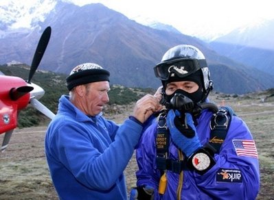 Skydivers make unprecedented jump over Qomolangma