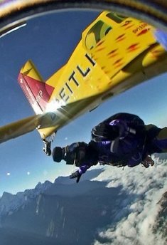 Skydivers make unprecedented jump over Qomolangma
