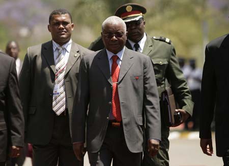 Mozambique's President Armando Guebuza (C) arrives for the summit of the Southern African Development Community (SADC) regional group in Mbabane October 20, 2008.