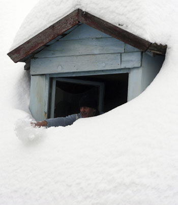 Snow hits Albanian city Kukes