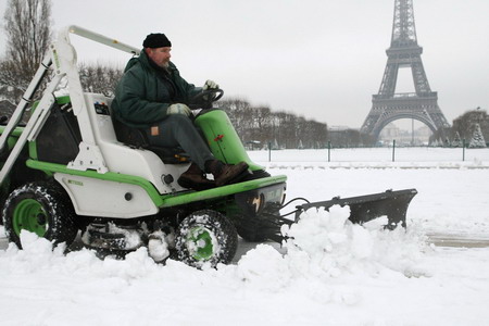 LONDON -- A blanket of snow covered large parts of western Europe ...