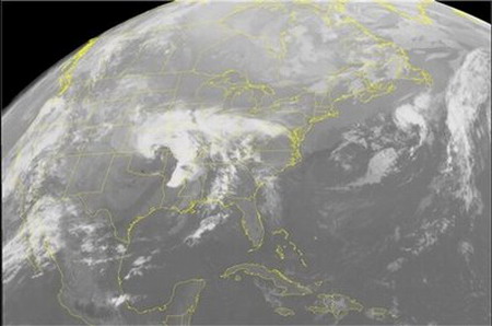 Tornado batters small town in US, killing 3