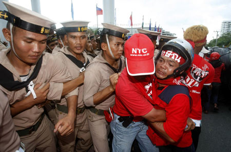 Thailand declares emergency, cancels Asian summit