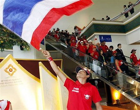 Thailand declares emergency, cancels Asian summit