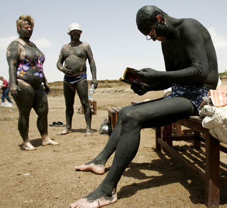 Tourists flock to Dead Sea for mud healing
