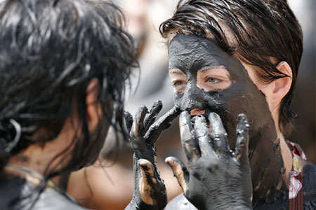 Tourists flock to Dead Sea for mud healing