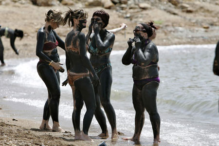 Tourists flock to Dead Sea for mud healing